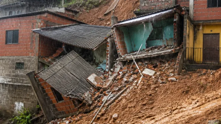 Deslizamiento en Bello afecta ocho viviendas y obliga a evacuar seis casas